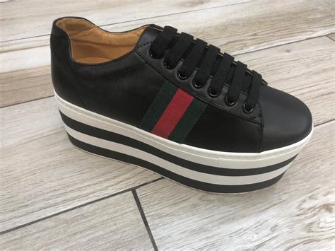 tenis gucci color negro con plataforma